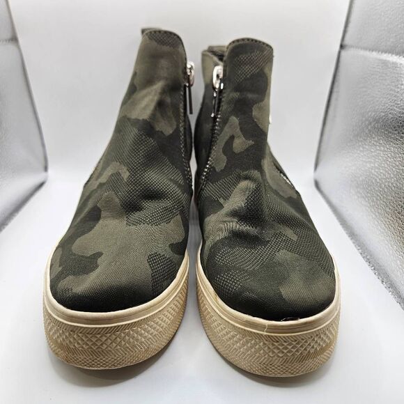 Steve Madden Shoes - Steve Madden Camo Camouflage Flat Boots Women's Booties Shoes Wedgie Size 7.5M